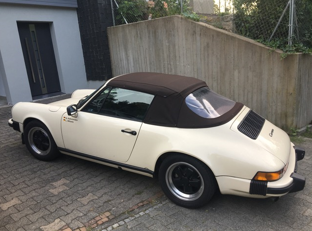 Cremefarbenes Cabrio mit verschlossenem Verdeckt steht in einer Einfahrt | Copyright: Teilnehmer Cremefarbenes Cabrio mit verschlossenem Verdeckt steht in einer Einfahrt
