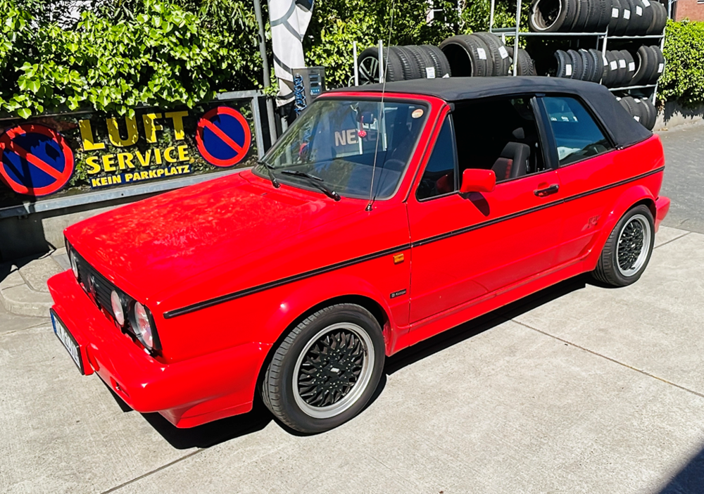 Rotes Cabriolet mit verschlossenem Verdeck steht vor Autoreifen | Copyright: Teilnehmer Rotes Cabriolet mit verschlossenem Verdeck steht vor Autoreifen