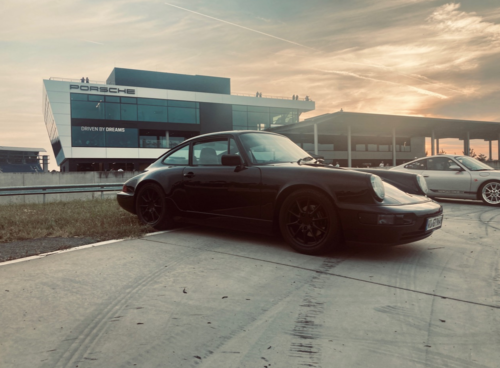 Dunkles Auto steht auf einem Parkplatz am Hockenheimring | Copyright: Teilnehmer Dunkles Auto steht auf einem Parkplatz am Hockenheimring