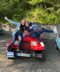 Rotes Auto mit zwei Frauen | Copyright: Teilnehmer Rotes Auto mit zwei Frauen
