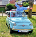 Blaues Auto, aus dessen Schiebedach eine Frau schaut | Copyright: Teilnehmer Blaues Auto, aus dessen Schiebedach eine Frau schaut