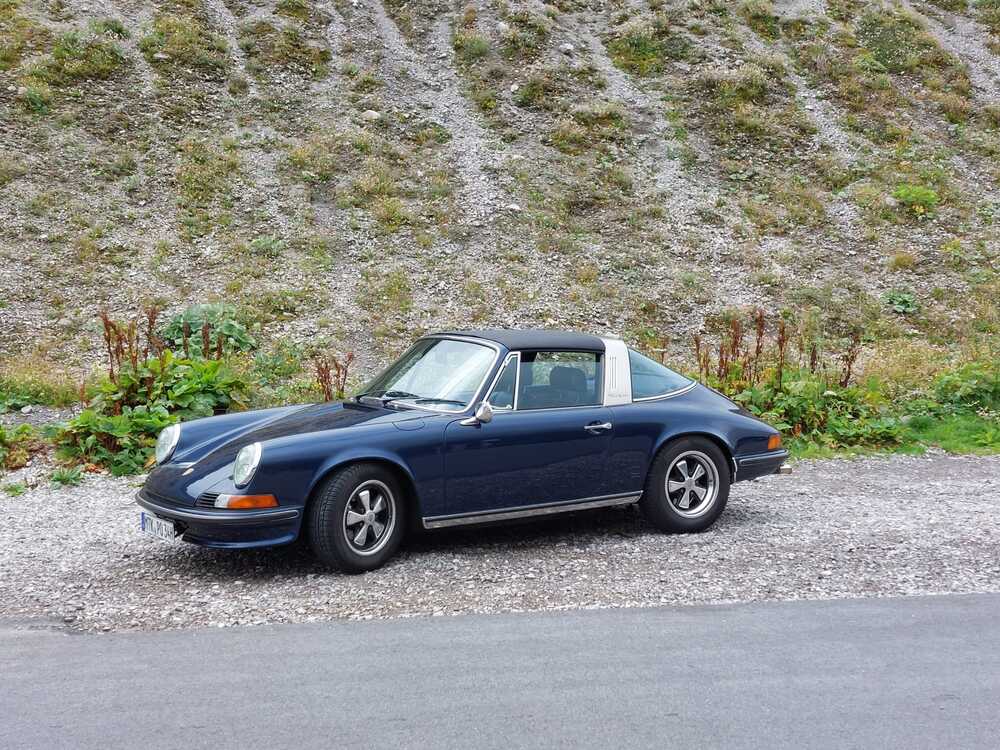 Dunkelblaues Auto steht vor einer Böschung | Copyright: Teilnehmer Dunkelblaues Auto steht vor einer Böschung
