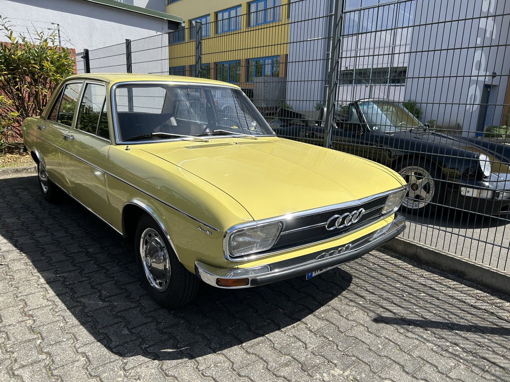 Gelbes Auto steht an einem Zaun | Copyright: Teilnehmer Gelbes Auto steht an einem Zaun