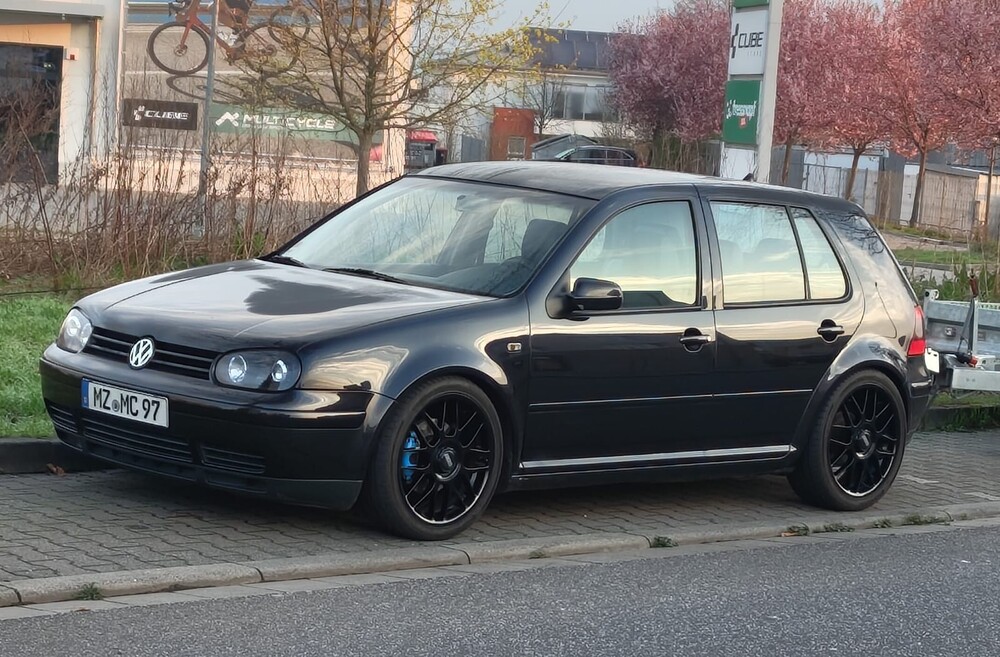 Schwarzes Auto parkt an der Straße | Copyright: Teilnehmer Schwarzes Auto parkt an der Straße