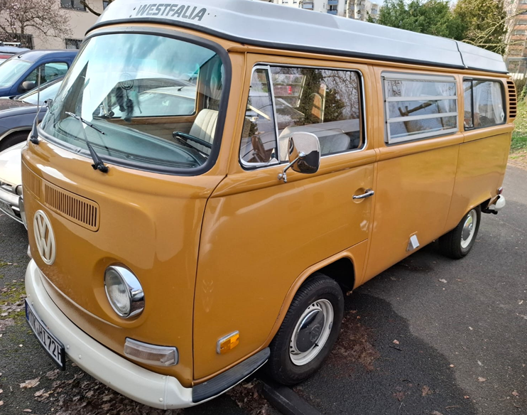 Braun-orangenes Auto steht auf einem Parkplatz | Copyright: Teilnehmer Braun-orangenes Auto steht auf einem Parkplatz