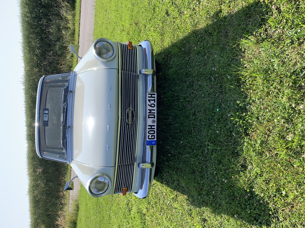 Helles Auto steht auf einer Wiese | Copyright: Teilnehmer Helles Auto steht auf einer Wiese