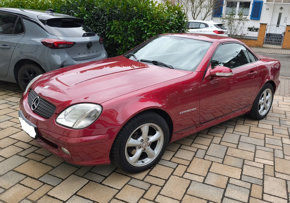 Rotes Cabriolet mit verschlossenem Hardtop steht quer auf einem Parkplatz | Copyright: Teilnehmer Rotes Cabriolet mit verschlossenem Hardtop steht quer auf einem Parkplatz