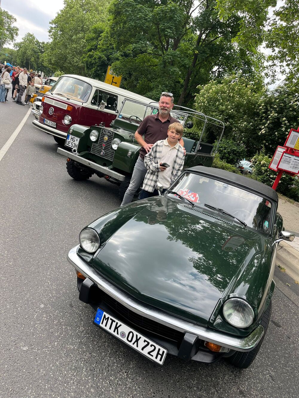 Grünes Cabriolet auf einem belebten Parkplatz mit vielen Menschen | Copyright: Teilnehmer Grünes Cabriolet auf einem belebten Parkplatz mit vielen Menschen