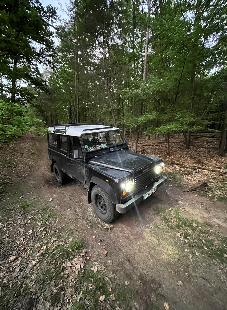 Dunkler Geländewagen im Wald | Copyright: Teilnehmer Dunkler Geländewagen im Wald
