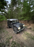 Dunkler Geländewagen im Wald | Copyright: Teilnehmer Dunkler Geländewagen im Wald