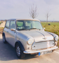 Hellfarbenes Auto mit Minilite-Felgen steht auf einer Landstraße | Copyright: Teilnehmer Hellfarbenes Auto mit Minilite-Felgen steht auf einer Landstraße