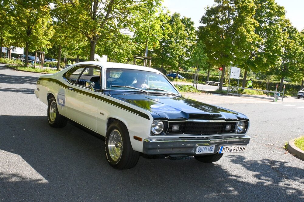 Schwarz-weißes Muscle-Car auf einem Parkplatz | Copyright: Teilnehmer Schwarz-weißes Muscle-Car auf einem Parkplatz