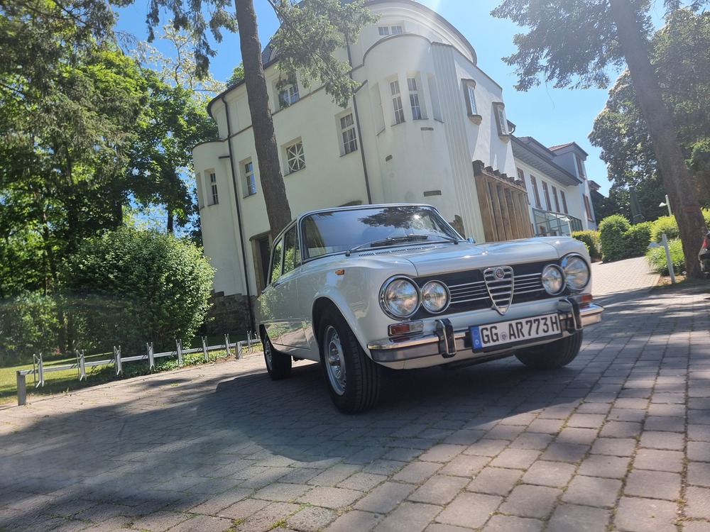 Weißes Auto vor einem Anwesen | Copyright: Teilnehmer Weißes Auto vor einem Anwesen