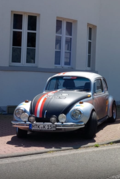 Grau-schwarzes Auto mit Rennstreifen steht vor einem Haus | Copyright: Teilnehmer Grau-schwarzes Auto mit Rennstreifen steht vor einem Haus