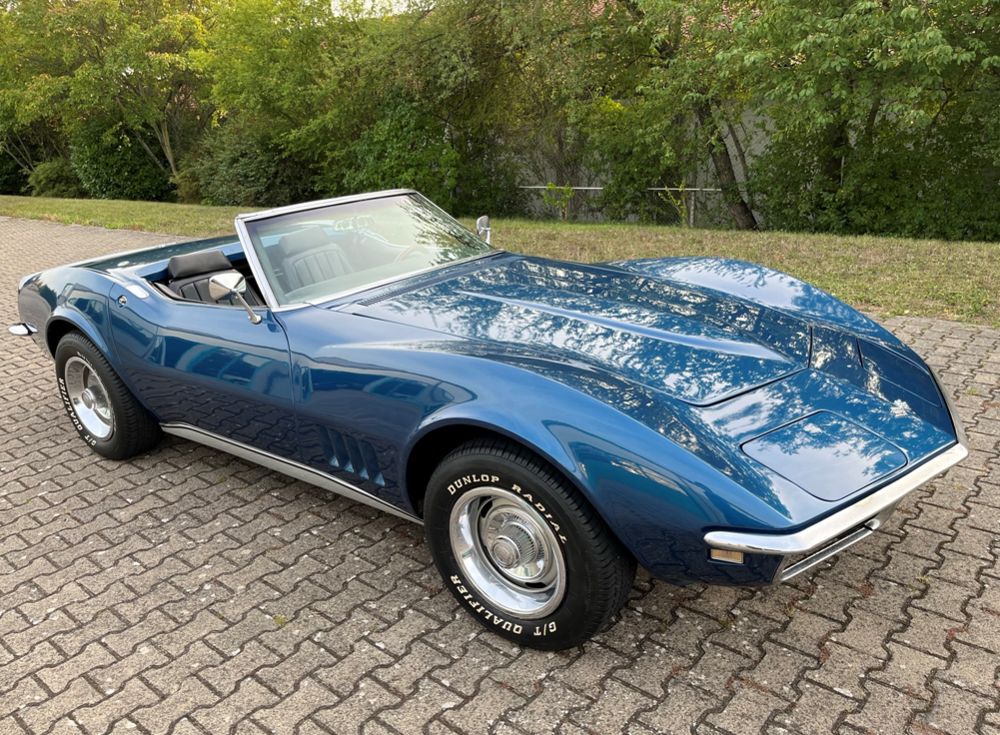 Hellblaues Cabriolet auf einem Parkplatz | Copyright: Teilnehmer Hellblaues Cabriolet auf einem Parkplatz