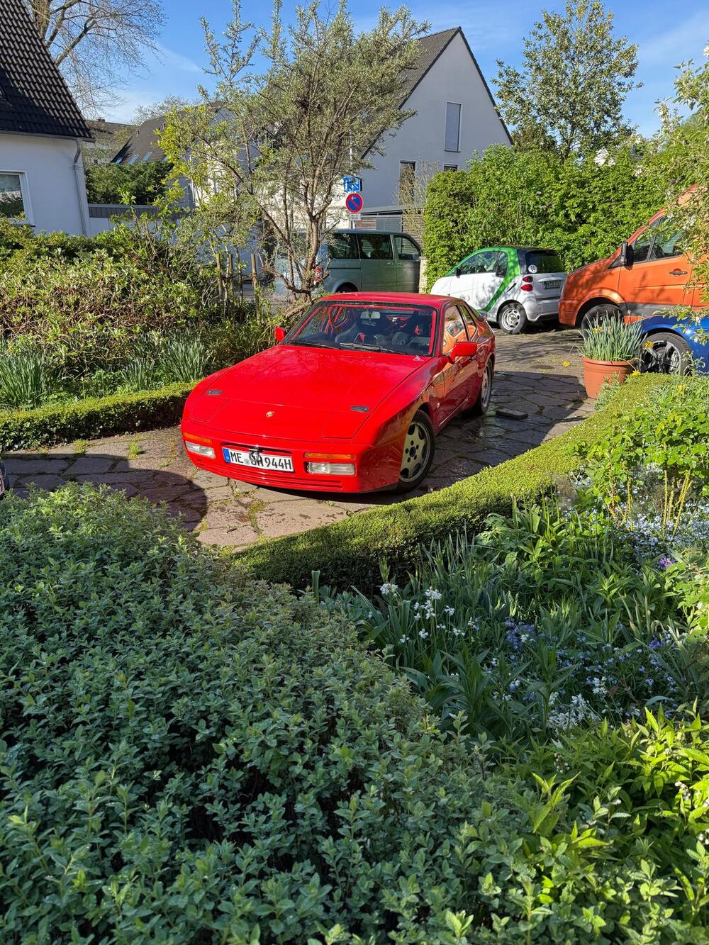 Rotes Auto parkt in der Einfahrt eines Hauses | Copyright: Teilnehmer Rotes Auto parkt in der Einfahrt eines Hauses