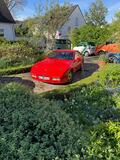 Rotes Auto parkt in der Einfahrt eines Hauses | Copyright: Teilnehmer Rotes Auto parkt in der Einfahrt eines Hauses