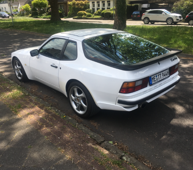 Weißes Auto parkt unter Bäumen auf der Straße | Copyright: Teilnehmer Weißes Auto parkt unter Bäumen auf der Straße