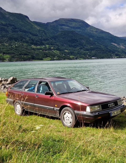 Roter Kombie parkt vor einem See | Copyright: Teilnehmer Roter Kombie parkt vor einem See