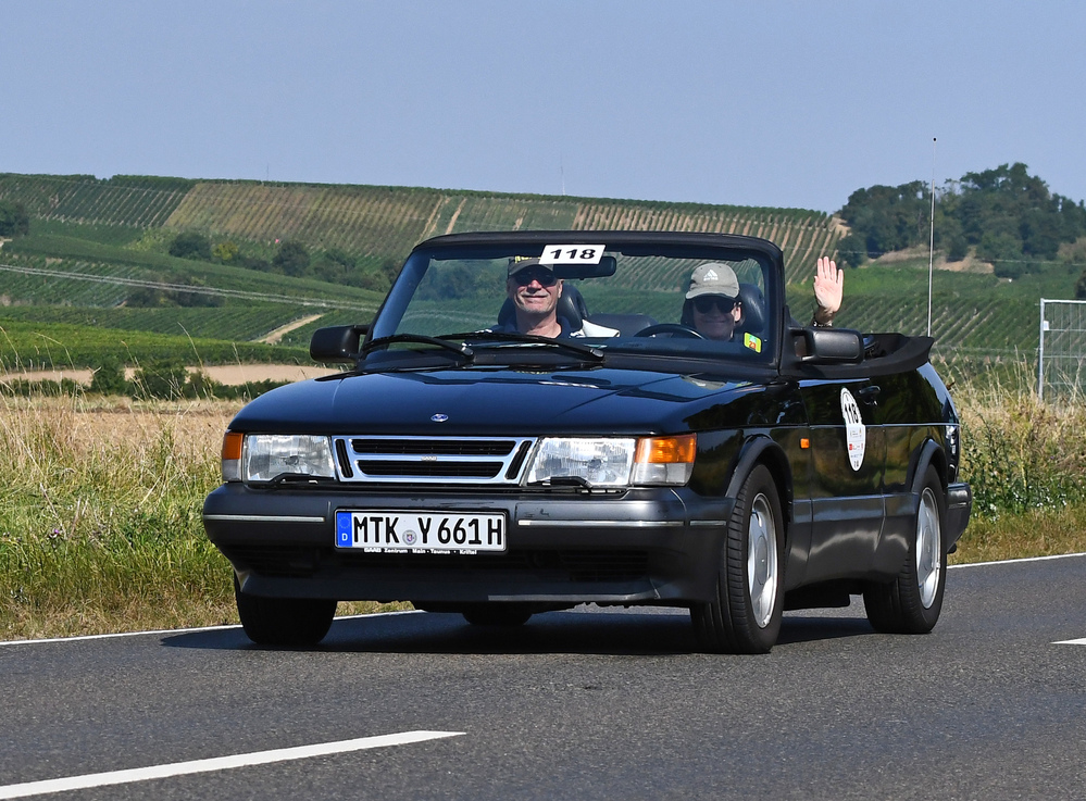 Dunkles Auto mit zwei Insassen auf der Landstraße | Copyright: Teilnehmer Dunkles Auto mit zwei Insassen auf der Landstraße