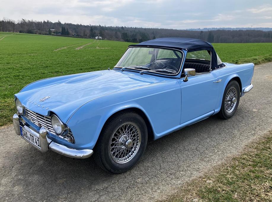 Himmelblaues Auto steht auf einem Weg am Feld | Copyright: Teilnehmer Himmelblaues Auto steht auf einem Weg am Feld