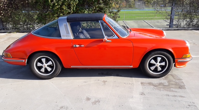 Rotes Auto mit Fuchsfelgen parkt auf einem Platz | Copyright: Teilnehmer Rotes Auto mit Fuchsfelgen parkt auf einem Platz