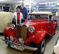 Rotes Cabriolet mit verschlossenem Verdeck und zwei Personen steht in einer Hobbygarage | Copyright: Teilnehmer Rotes Cabriolet mit verschlossenem Verdeck und zwei Personen steht in einer Hobbygarage