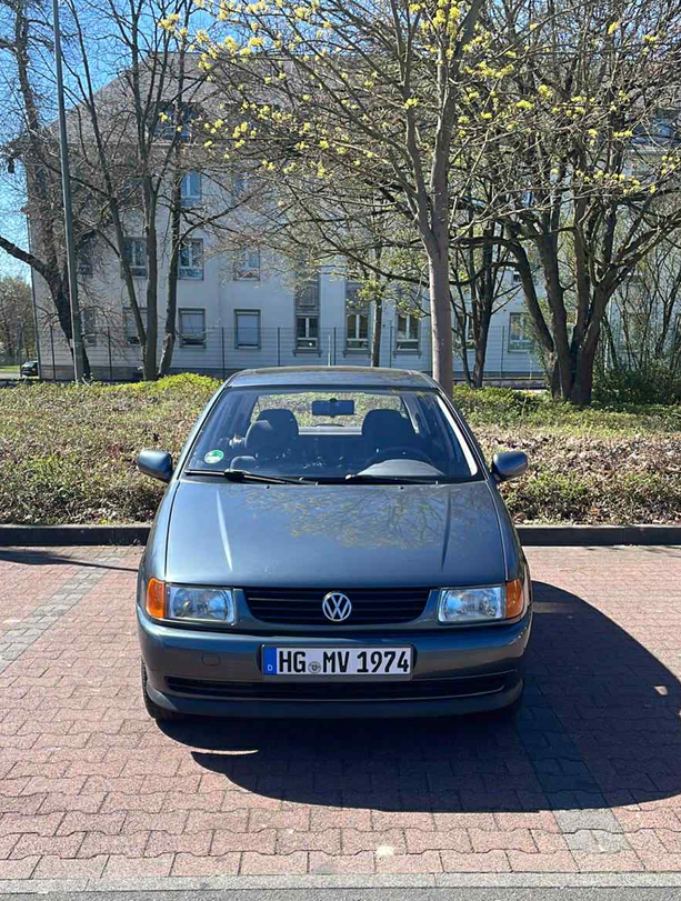 Auto in blau-grauem Farbton steht auf einem Parkplatz | Copyright: Teilnehmer Auto in blau-grauem Farbton steht auf einem Parkplatz