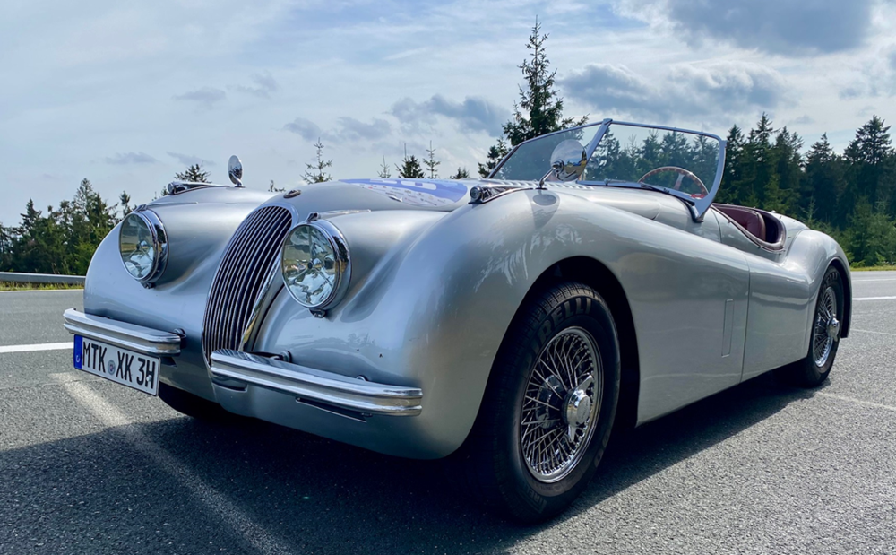 Silberfarbenes Cabriolet auf einem Parkplatz | Copyright: Teilnehmer Silberfarbenes Cabriolet auf einem Parkplatz