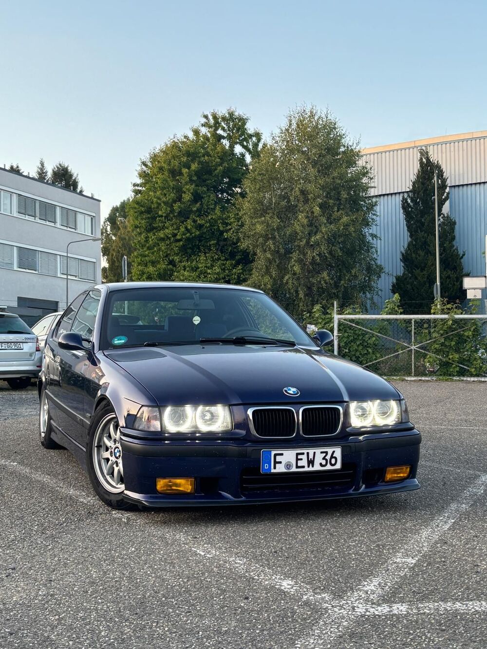 Dunkles Auto parkt auf dem parkplatz | Copyright: Teilnehmer Dunkles Auto parkt auf dem parkplatz