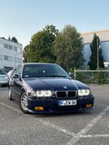 Dunkles Auto parkt auf dem parkplatz | Copyright: Teilnehmer Dunkles Auto parkt auf dem parkplatz