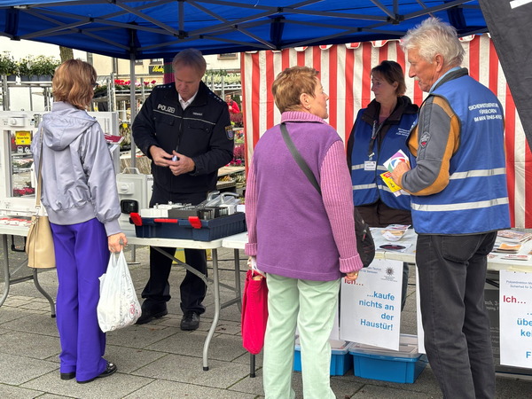 Präventionsrat Rückblicke - Informationsstand zur Wohnungseinbruchsprävention in Kelkheim