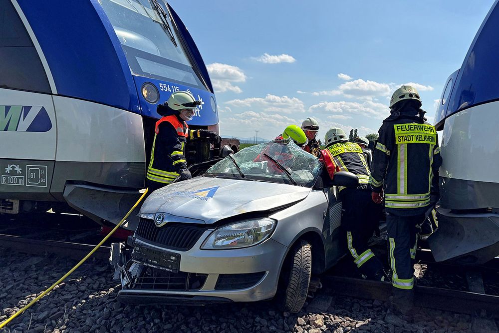 Unfall zwischen einem Auto und zwei Zügen