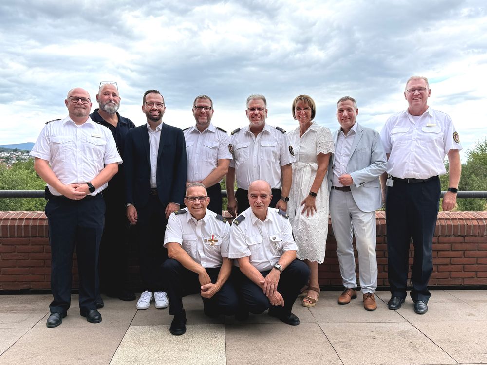 Zehn Menschen in einem Gruppenfoto