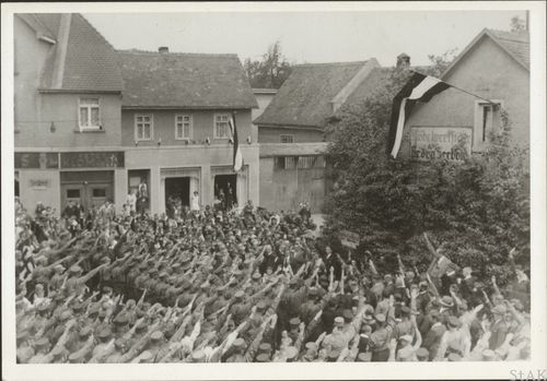 Ein schwarz-weiß Foto einer Gruppe von Menschen in Kelkheim während der NS-Zeit