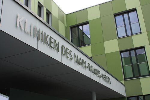 Eine Außenaufnahme des Krankenhauseingangs in Hofheim