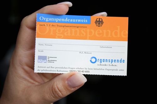 einen Organspendeausweis
