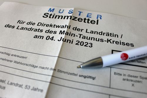 Den Ausschnitt eines Muster-Stimmzettels für die Landratswahl 2023, auf dem ein Stift liegt