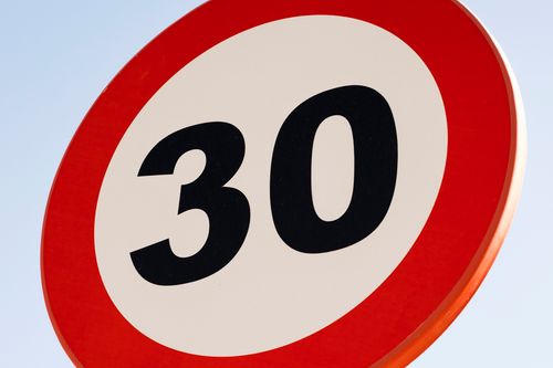 ein Tempo-30-Schild vor blauem Himmel
