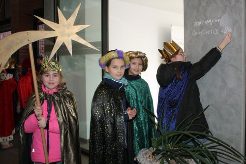 Kinder beim Schreiben eines CMB
