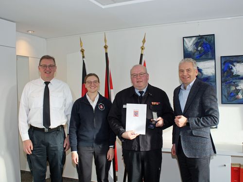 Drei Männer, eine Frau, Gruppenfoto
