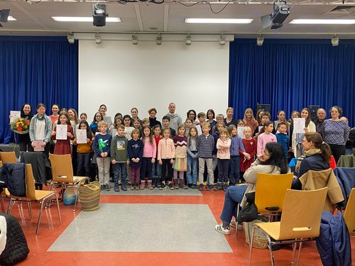 Gruppenfoto mit Kindern, Eltern, Künstlern, Wettbewerb Intermezzo

