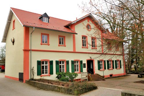 Frontalansicht eines historischen Gebäudes
