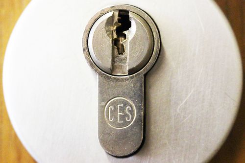 Nahaufnahme eines Türschlosses
