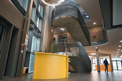 Treppenhaus einer modernen Schule

