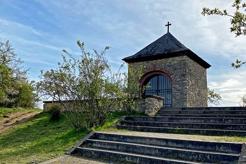 eine Kapelle am Ende einer Treppe an einem sonnigen Tag
