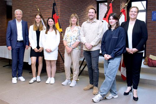 Personen in einem Saal
