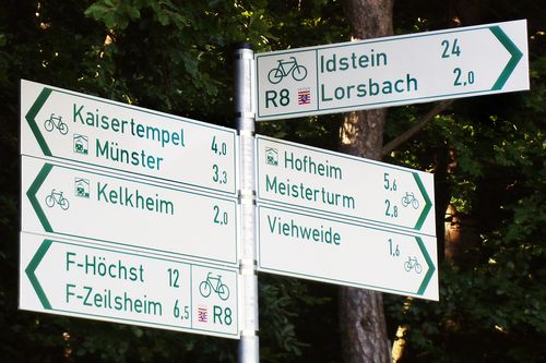 Verkehrsschilder mit verschiedenen Radrouten
