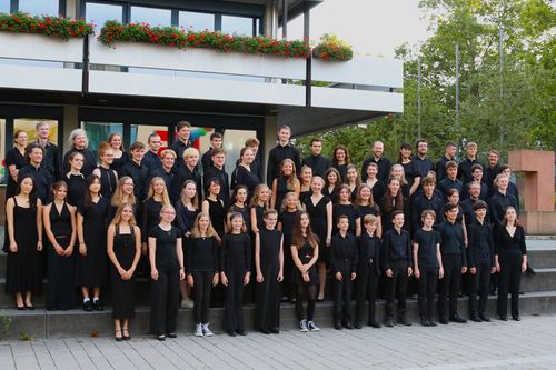 Gruppenbild der Mitglieder des Jugendsinfonieorchesters
