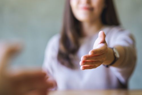 eine Frau reicht ihre Hand
